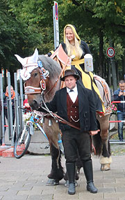 Hoch zu Roß begleitete das Münchner Kindl den Trachten- und Schützenzug 2017 (©Foto: Martin Schmitz)